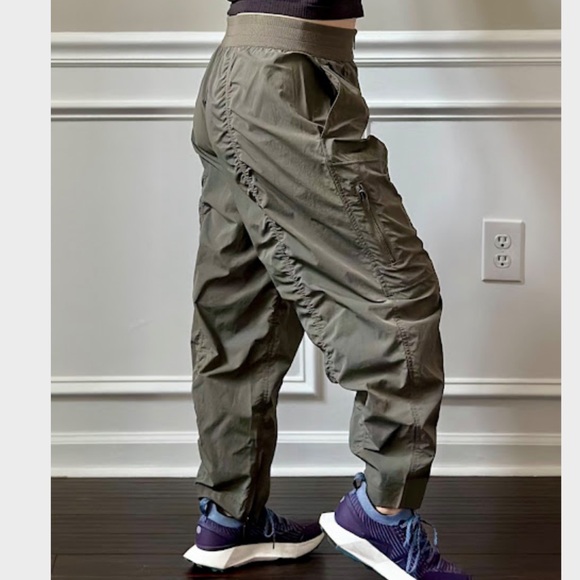 Lululemon Front-Zip Mid-Rise Ruched Crop Size 4 Olive Green Sexy Army Brat Pants - Picture 8 of 15